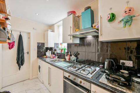 2 bedroom flat to rent, London Road, Norbury, CR7