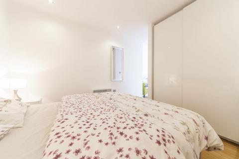 Studio to rent, Station Road, Hayes UB3