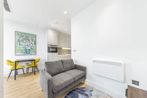 Studio to rent, West Gate, London W5