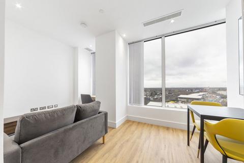 Studio to rent, West Gate, London W5