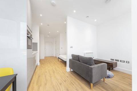 Studio to rent, West Gate, London W5