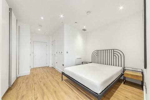 Studio to rent, West Gate, London W5