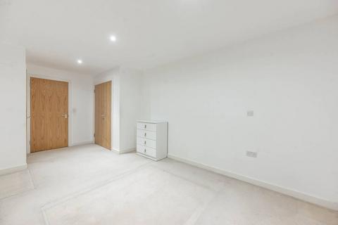 3 bedroom flat to rent, Howard Road, Stanmore, HA7