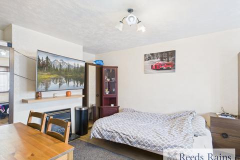 3 bedroom terraced house for sale, Hollidge Way, Dagenham RM10