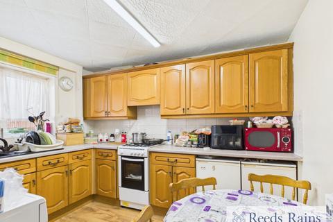 3 bedroom terraced house for sale, Hollidge Way, Dagenham RM10