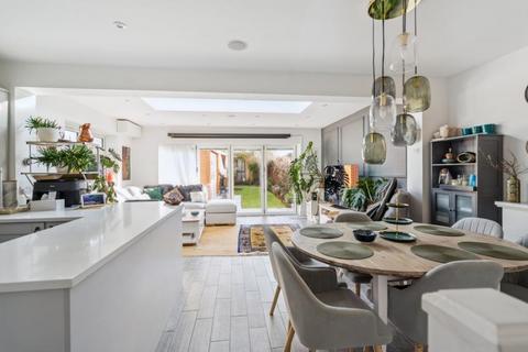 4 bedroom semi-detached bungalow to rent, Cardinal Road, Ruislip