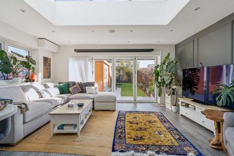 4 bedroom semi-detached bungalow to rent, Cardinal Road, Ruislip