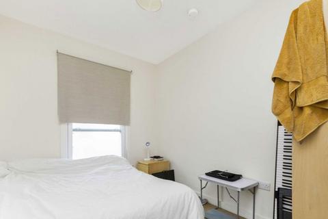3 bedroom flat to rent, Rush Hill Mews, London SW11