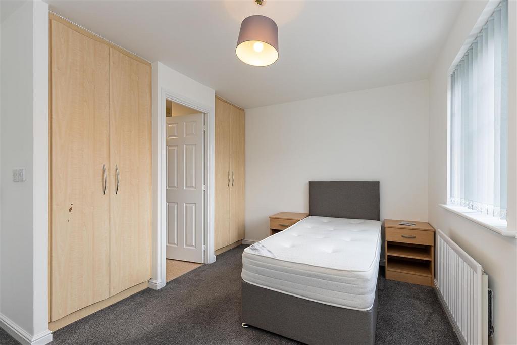 8 Waterlilly Close-2.jpg