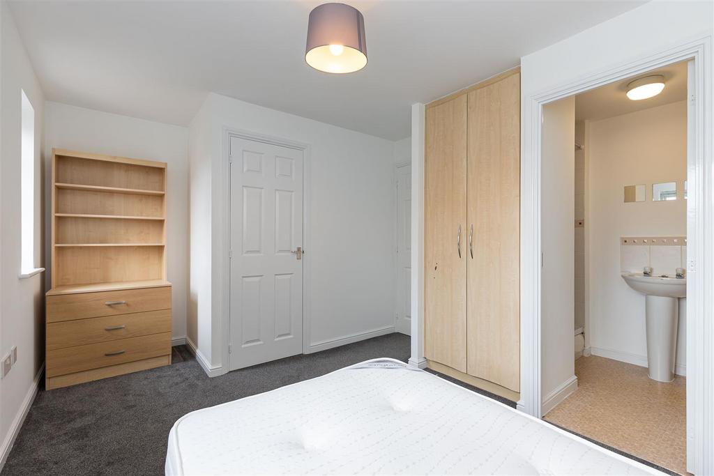 8 Waterlilly Close-3.jpg