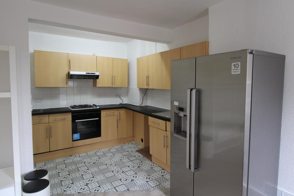 3 Bedroom Spilt Level flat situated above Commerc