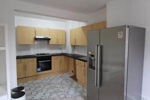 3 bedroom flat to rent, Wealdstone, HA3