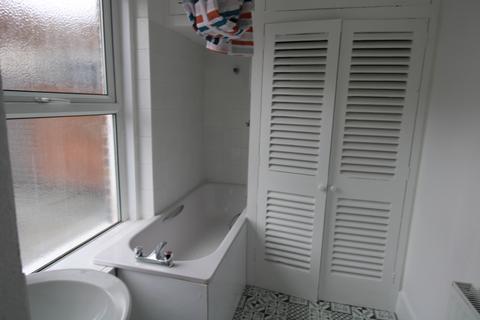 3 bedroom flat to rent, Wealdstone, HA3