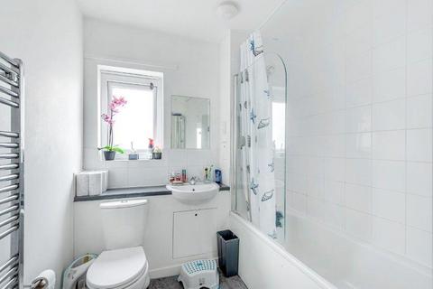 2 bedroom flat for sale, Sweetbriar Avenue, Carshalton