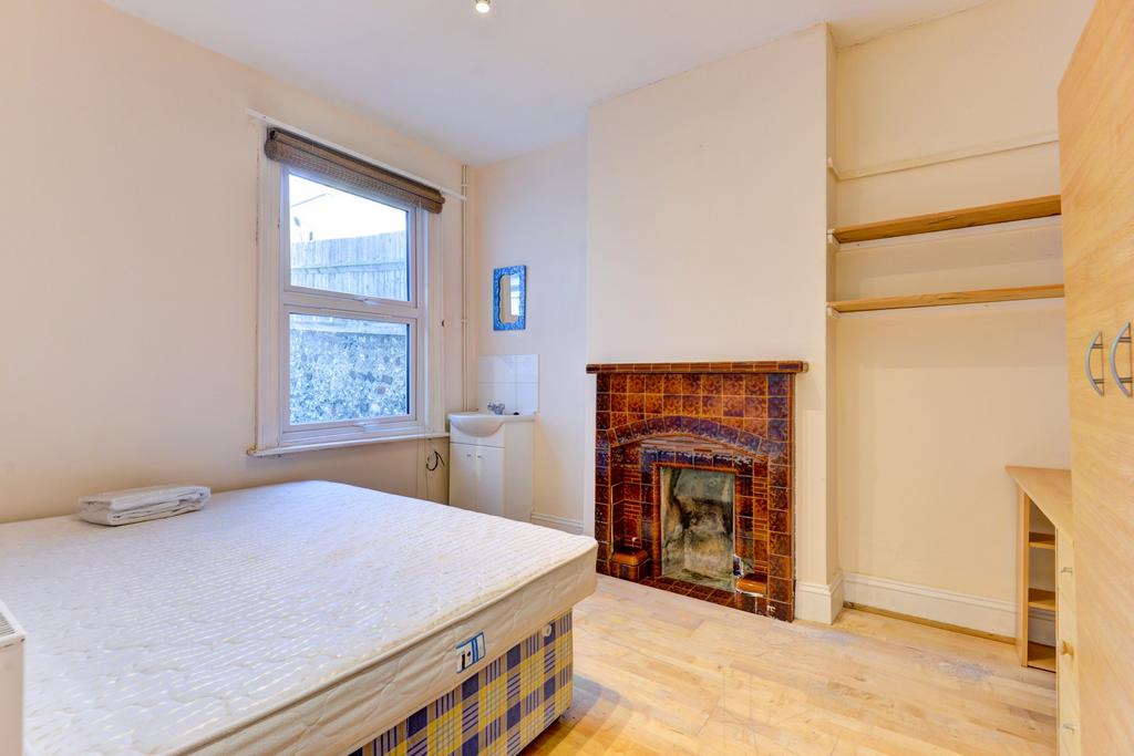 Bright, well-presented double bedroom with a co...