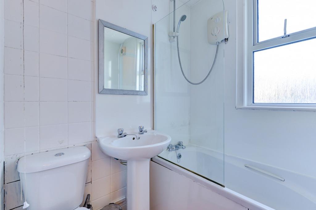 Bright, well-presented bathroom featuring a bat...