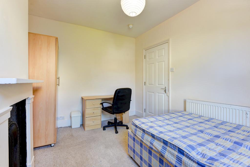 Bright, neatly presented single bedroom with a ...