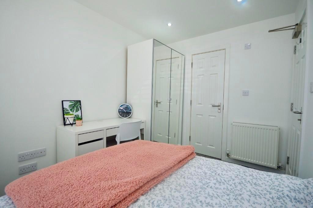 A bright and well-maintained double bedroom fea...