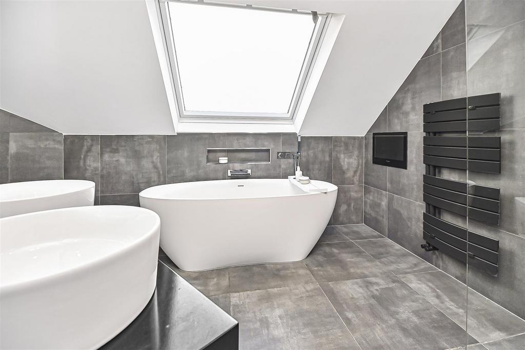 56a Beehive Green Bathroom (2).jpg