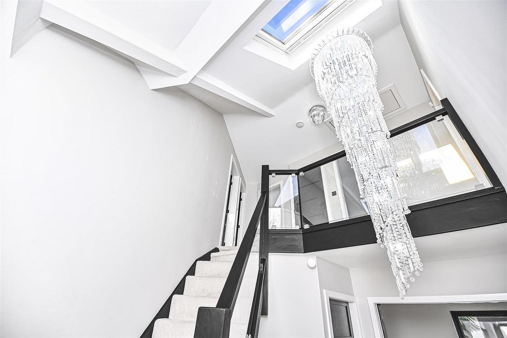 56a Beehive Green Entrance Hall (1).jpg