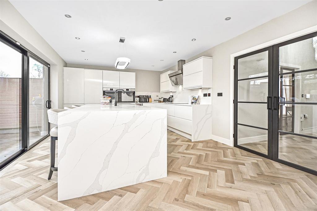 56a Beehive Green Kitchen (2).jpg