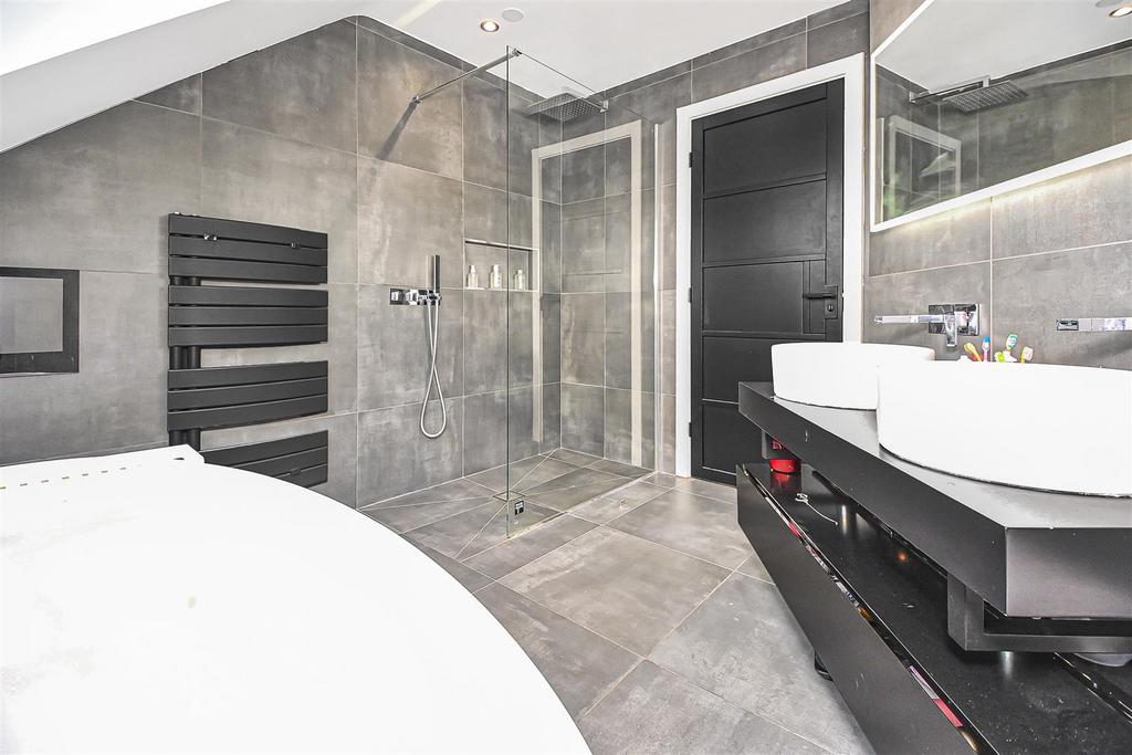 56a Beehive Green Bathroom (1).jpg