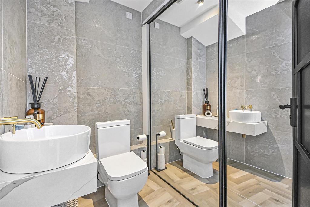 56a Beehive Green WC.jpg