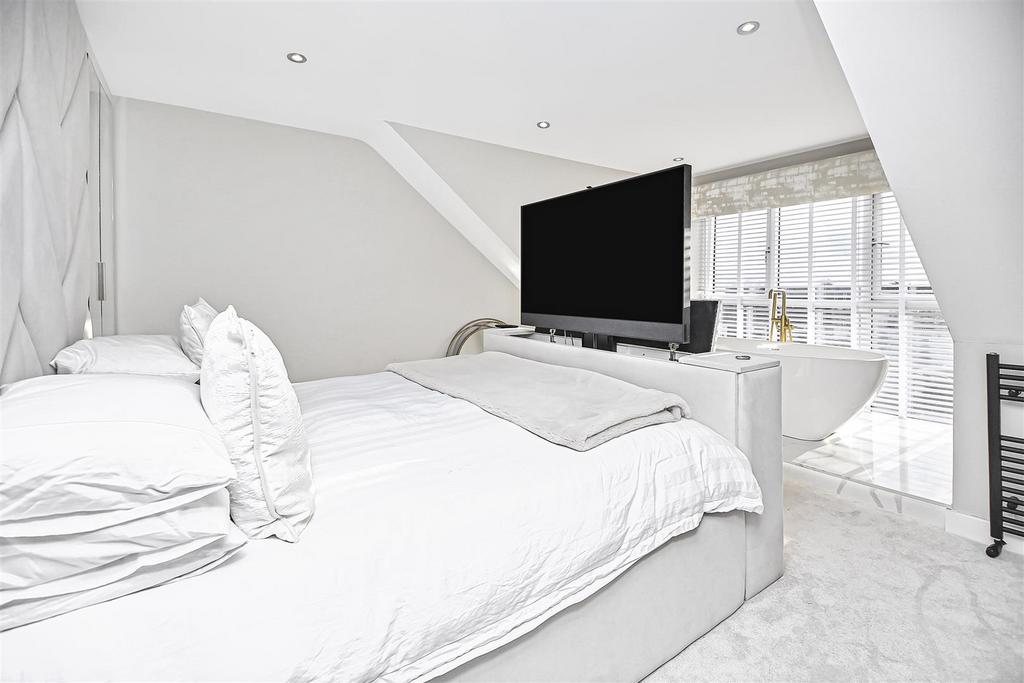 56a Beehive Green Bedroom 1 (1).jpg