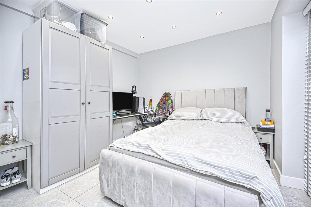 56a Beehive Green Bedroom 2.jpg