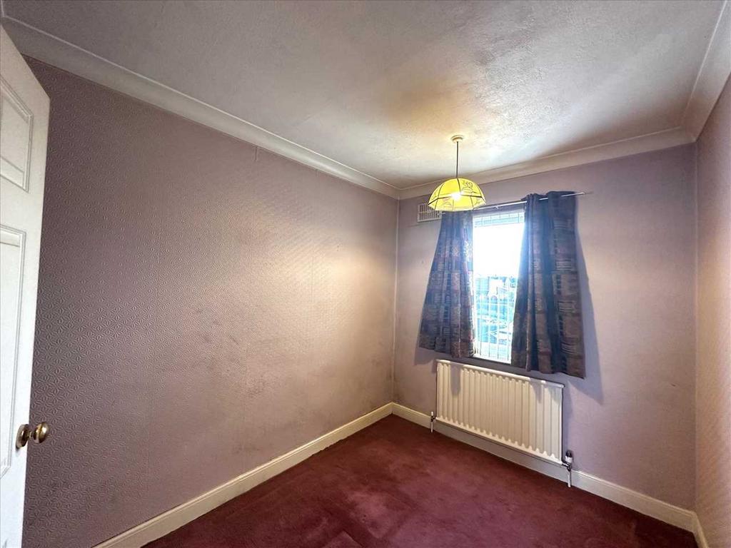 Front bedroom 1: