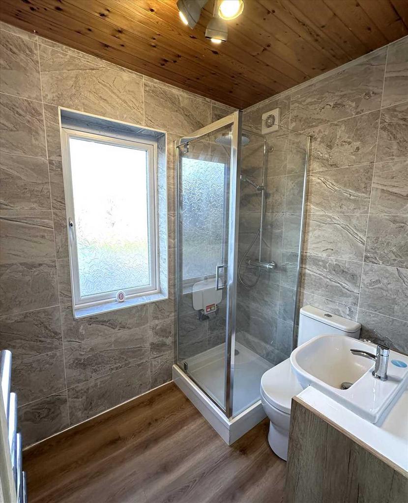 Rear bedroom 2:
