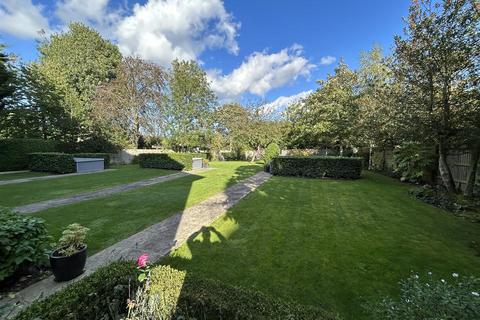 2 bedroom flat to rent, Finch Lane, Bushey WD23