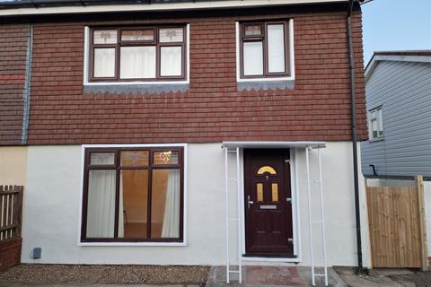 4 bedroom terraced house to rent, Huntsman Road, Hainault