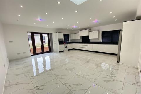 Huntsman Road, Hainault