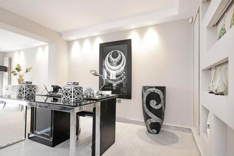 4 bedroom terraced house to rent, Court Close St. John's Wood NW8