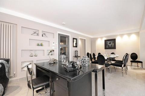4 bedroom terraced house to rent, Court Close St. John's Wood NW8