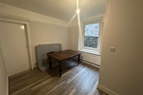4 bedroom semi-detached house to rent, 47 Pentrepoeth Road Morriston Swansea