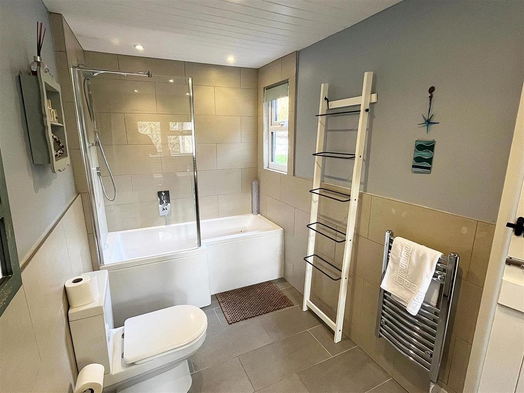 Family Bathroom 2.jpg