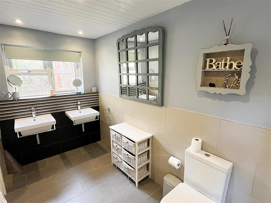Family Bathroom.jpg