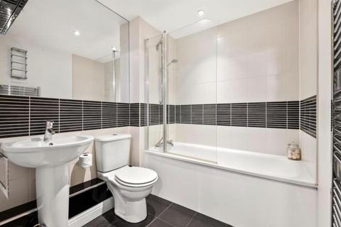 2 bedroom flat to rent, Glebe Avenue, Ruislip