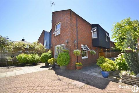 4 bedroom terraced house to rent, Whitmore Close, London, N11