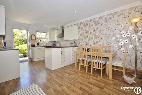 4 bedroom terraced house to rent, Whitmore Close, London, N11