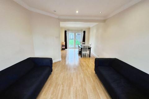 3 bedroom terraced house to rent, Launceston Gardens, Perivale, UB6