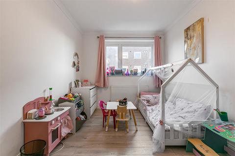 2 bedroom flat for sale, Galsworthy Road, Kingston Upon Thames KT2