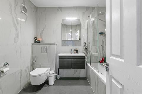 2 bedroom flat for sale, Galsworthy Road, Kingston Upon Thames KT2