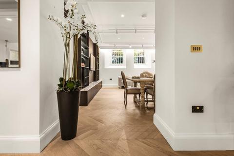 2 bedroom apartment to rent, South Street, London, W1K