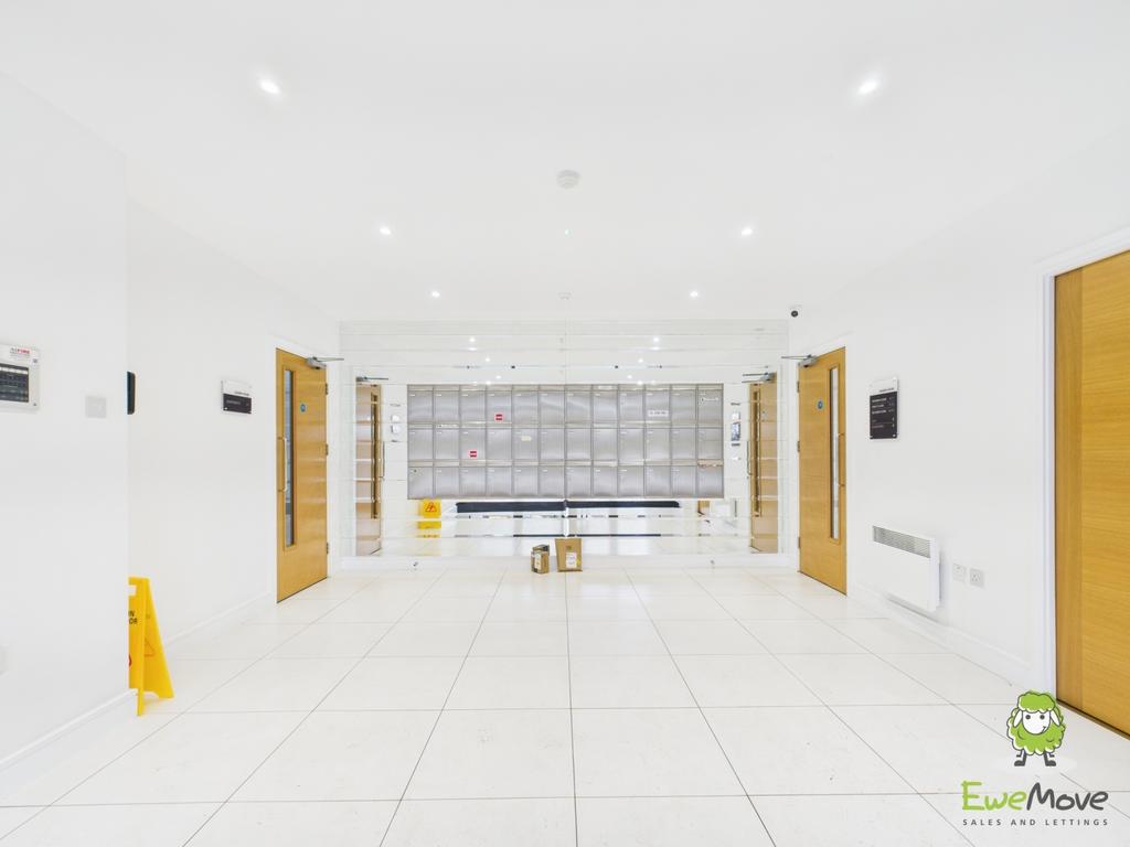 Ewe Move Basingstoke Quadra House Communal Entrance