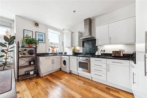 2 bedroom flat to rent, Carminia Road, London SW17
