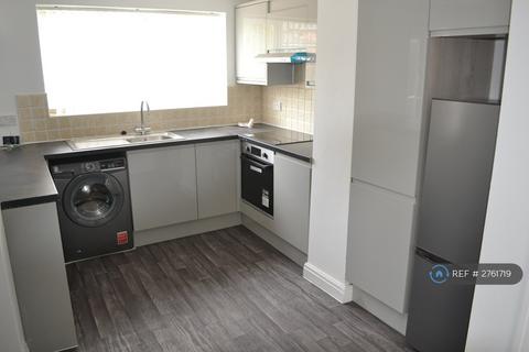 3 bedroom semi-detached house to rent, Oak Avenue, Newton-Le-Willows, WA12