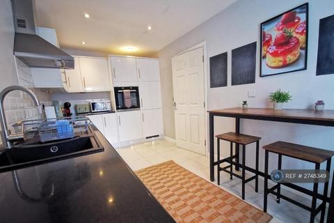 5 bedroom terraced house to rent, Truscott Avenue, Swindon, SN25